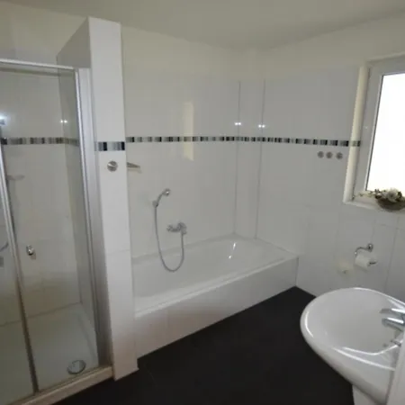 Reetdachhaus 4, Inkl 2 Parkplaetze Фемарн